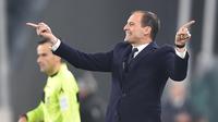 Pelatih Juventus, Massimiliano Allegri, saat melawan Inter Milan pada laga Serie A di Stadion Allianz, Turin, Jumat (7/12). Juventus menang 1-0 atas Inter Milan. (AP/Andrea Di Marco)