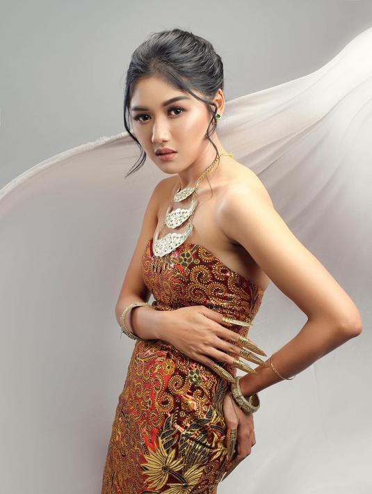 <p>Erina Gudono kembali berada di bawah lampu sorot publik setelah dikabarkan akan menikah dengan putra bungsu Presiden Jokowi, Kaesang Pangarep, Desember 2022. Kabar ini kali pertama tersiar dari sambutan Wakil Wali Kota Solo, Teguh Prakosa, kala menghadiri acara menggantikan Gibran Rakabuming Raka yang sedang di Yogyakarta, baru-baru ini. (Foto: Dok. Instagram @arifinphotos)</p>