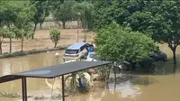 Mobil-mobil yang terendam banjir di parkiran Mega Bekasi Hypermall atau Giant Mal, Kota Bekasi, Jawa Barat mulai dievakuasi. (Liputan6.com/Bam Sinulingga)