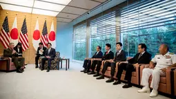 Jenderal Joseph Dunford berdialog dengan PM Jepang Shinzo Abe saat melakukan pertemuan di Kantei, Tokyo, Jepang (18/8). Pertemuan ini untuk meningkatkan kerja sama pertahanan mereka menghadapi ancaman rudal Korea Utara. (AP Photo / Andrew Harnik)