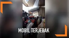 Resepsi pernikahan yang digelar di jalan umum ini membuat sebuah mobil terjebak. Mobil pun harus menunggu para tamu yang sedang antre menyalami pengantin.