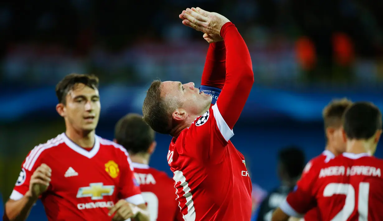 Penyerang MU, Wayne Rooney melakukan selebrasi setelah mencetak gol ke gawang Club Brugge saat pertandingan Play – Off  leg kedua Liga Champion di Stadion Jan Breydel, Bruges, Belgia, Rabu (26/8/2015). MU menang dengan skor 4 – 0. (Reuters/Carl Recine)