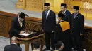 Bambang Soesatyo menandatangani berkas pengangkatannya sebagai Ketua DPR di Gedung DPR RI, Jakarta, Senin (15/1). Ketua DPP Partai Golkar Andi Sinulingga mengatakan tidak ada penolakan di internal Golkar. (Liputan6.com/Angga Yuniar)