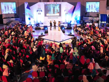 Suasana acara Emtek Goes to Campus 2017 di Universitas Airlangga, Surabaya, Jatim, Rabu (13/9). Pada Emtek Goes to Campus 2017 kali ini para pemain Warkop DKI Reborn berbagi cerita pengalaman saat shooting film tersebut. (Liputan6.com/Helmi Afandi)