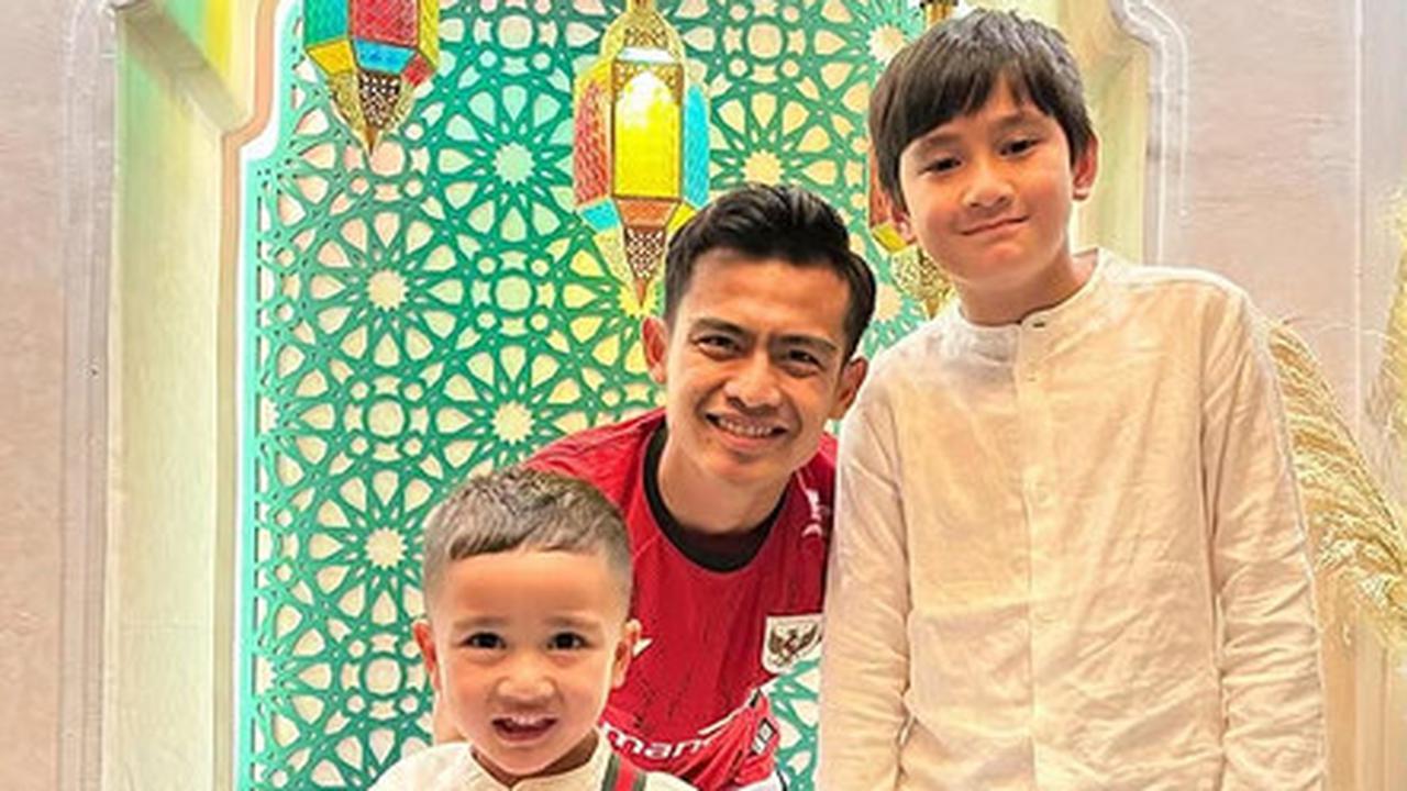 Foto Bareng Pratama Arhan, Rayyanza Bikin Salfok - Mulai dari Pose Unik Hingga Gaya Super Kece