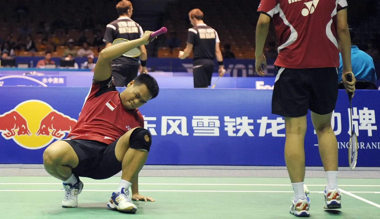 Reaksi legenda bulu tangkis Indonesia Markis Kido (kiri) saat kehilangan poin melawan Chris Adcock dan Andrew Ellis dari Inggris selama kejuaraan Piala Thomas di pusat kota Wuhan, China pada 21 Mei 2012. Markis Kido meninggal dunia pada Senin, 14 Juni 2021 karena serangan jantung. (LIU JIN/AFP)