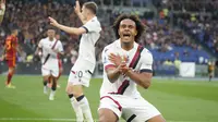 Penyerang Bologna Joshua Zirkzee merayakan gol yang dicetaknya ke gawang AS Roma dalam duel pekan ke-33 Serie A 2023/2024 di Olimpico, Senin (22/4/2024). (AP Photo/Gregorio Borgia)