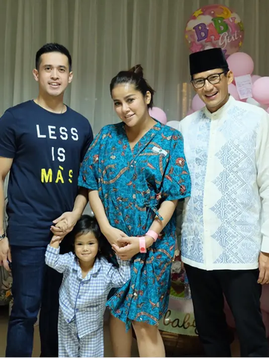 Foto bersama dengan Wakil Gubernur terpilih itu juga diunggah di Instagram pada Sabtu (4/11/2017). Begitu juga sang suami, Aufar yang juga mengunggah beberapa foto bersama dengan orang nomor dua DKI tersebut. (Instagram/ollaramlanaufar)