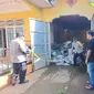 Polres Gorontalo saat memasangi garis polisi di salah satu gudang batu hitam (Arfandi/Liputan6.com)