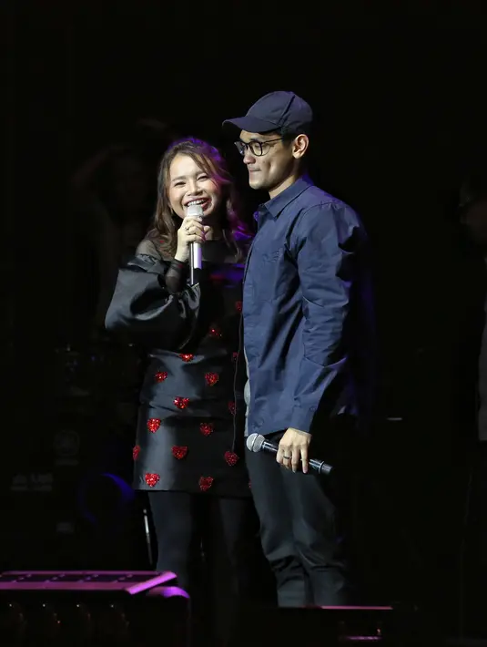 Duet Rossa dan Afgan dalam festival musik Love Fest di Istora Senayan, Jakarta Pusat, Jumat (21/2/2020) malam. (Adrian Putra/Fimela.com)