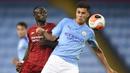 Striker Liverpool, Sadio Mane, berebut bola dengan gelandang Manchester City, Rodri, pada laga lanjutan Premier League pekan ke-32 di Stadion Etihad, Jumat (3/7/2020) dini hari WIB. Manchester City menang 4-0 atas Liverpool. (AFP/Peter Powell/pool)