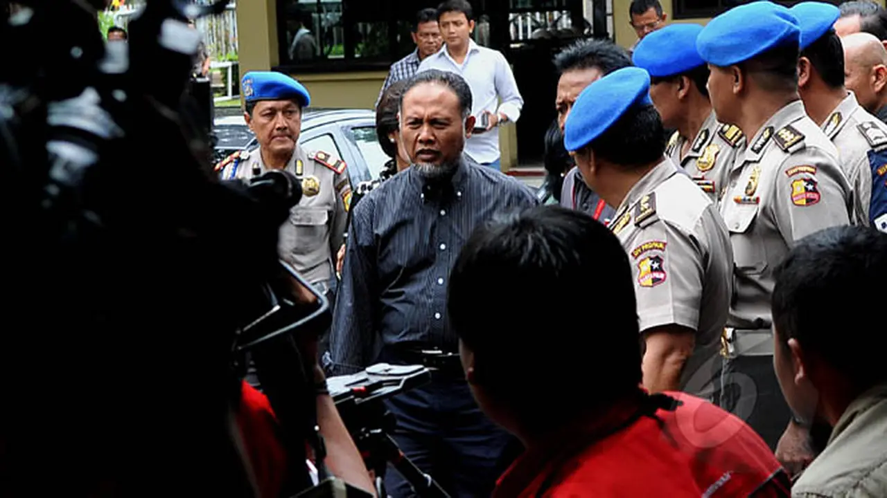 Ekspresi Bambang Widjojanto Saat Penuhi Bareskrim Polri