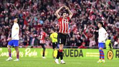 Pemain Athletic Bilbao, Dani Vivian, merayakan kemenangan atas Barcelona pada laga perempat final Copa del Rey di Stadion San Mames, Kamis (25/01/2024). Athletic Bilbao sukses menumbangkan Barcelona dengan skor 4-2 lewat babak extra time. (AP Photo/Alvaro Barrientos)