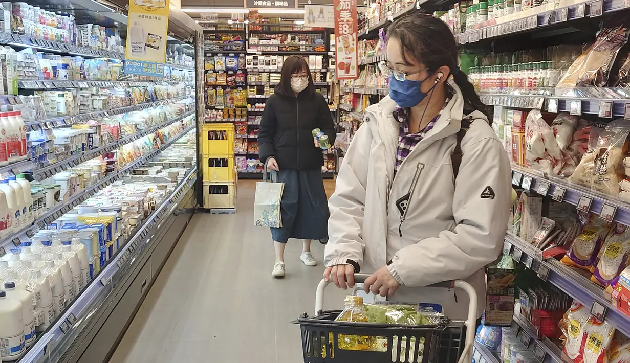 Pengunjung mengenakan masker saat berbelanja di supermarket di Taipei, Taiwan, Senin (20/2/2023). Orang-orang masih diharuskan memakai masker di tempat-tempat seperti rumah sakit dan fasilitas medis serta di angkutan umum. Namun, restoran dan kantor lagi mewajibkan masker. (AP Photo/Chiang Ying-ying)