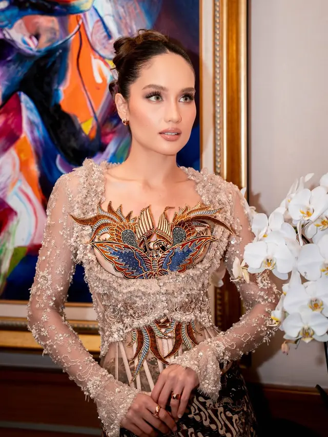 Cinta Laura Tampil Memesona dalam Kebaya Modern dan Batik, Gayanya Bisa Jadi Inspirasi Kondangan Elegan