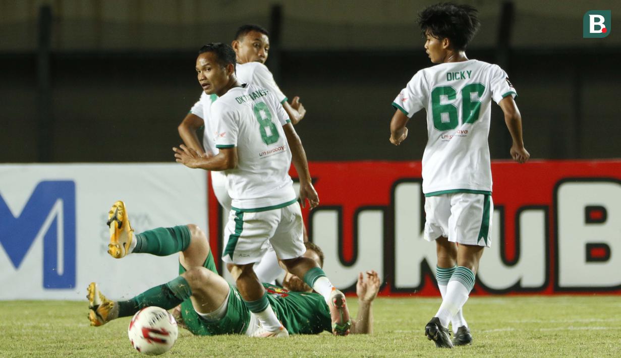 Oktafianus Fernando (kiri) yang merupakan kakak dari Marcel Ferdinan pun tak segan memberikan wejangan kepada adiknya dalam turnamen ini agar bisa bersaing dengan tim senior. (Foto: Bola.com/Ikhwan Yanuar)