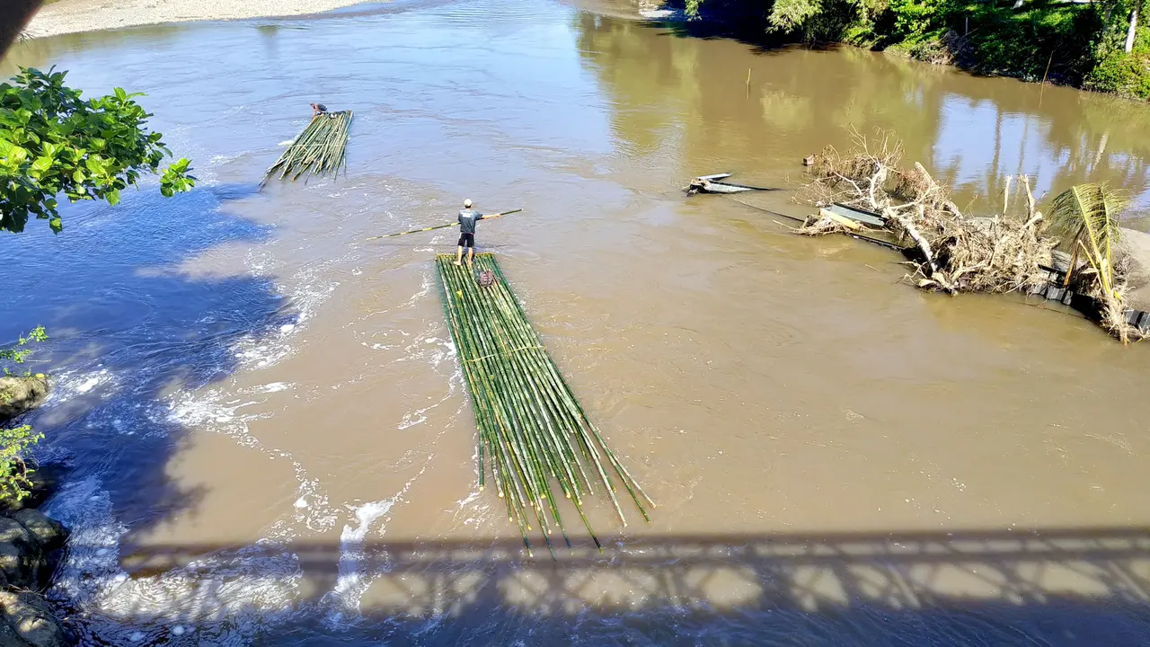 Arung sungai ala penjual bambu (Liputan6.com / Arfandi Ibrahim)