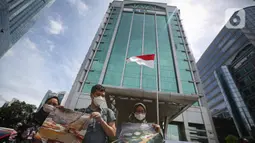 Aktivis Gerakan #BersihkanIndonesia menggelar aksi di Gedung BPJS Ketenagakerjaan, Selasa (23/11/2021). Mereka mendesak lembaga jaminan dana sosial pekerja milik negara ini berhenti terlibat dalam investasi yang merusak lingkungan dan hidup masyarakat di Kalimatan Timur. (Liputan6.com/Faizal Fanani)