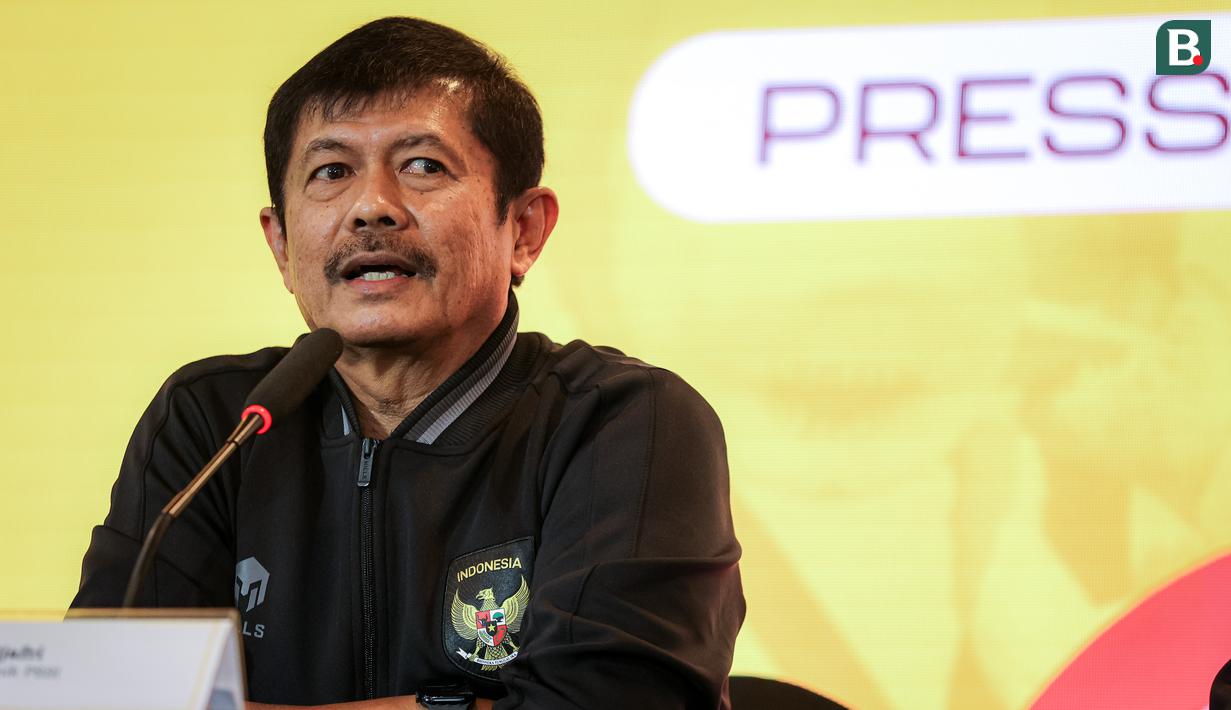 <p>Direktur Teknik PSSI, Indra Sjafri memberikan keterangan kepada media terkait kondisi terbaru Timnas Indonesia U-17 selama Piala Dunia U-17 2023 yang berlangsung di Information Center Piala Dunia U-17, Grand Swiss-Belhotel, Jalan Bintoro, Surabaya, Sabtu (11/11/2023). (Bola.com/Bagaskara Lazuardi)</p>