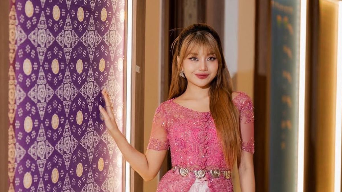 6 Potret Ghea Indrawari Padukan Gaya Tradisional dengan Modern Kenakan Kebaya dan Heels Boots