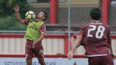 Bambang Pamungkas (kiri) mengontrol bola saat sesi latihan tim jelang laga Gojek Liga 1 bersama Bukalapak di Stadion PTIK, Jakarta, Senin (25/6/2018). Persija akan melawan Persebaya pada 26 Juni 2018. (Bola.com/Nick Hanoatubun)