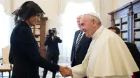 Selain Melania, 4 Ibu Negara AS Ini Pakai Kerudung di Vatikan