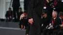 Adriana Lima memamerkan baby bump yang semakin membesar dalam balutan gaun glamor saat ia berjalan di karpet merah The Killer di Festival Film Venesia ke-80 di Italia. (Photo by Tiziana FABI / AFP)