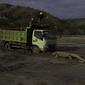 Seekor Komodo menghadang truk proyek di Pulau Rinca (dok: @KawanBaikKomodo)