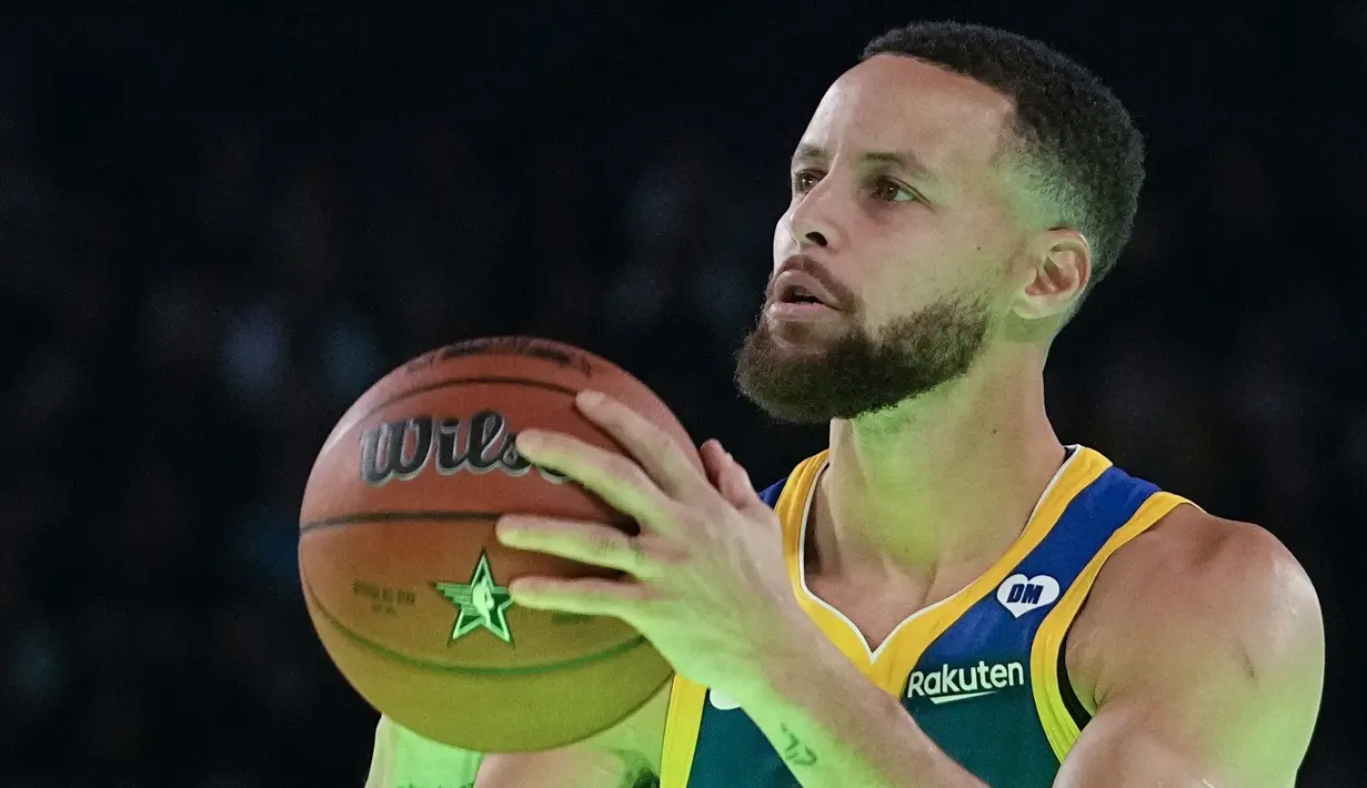 Pemain Golden State Warriors, Stephen Curry bersiap menembakkan bola ke arang ring saat Three Point Contest NBA All Star 2024 di Gainbridge Fieldhouse, Indianapolis, Amerika Serikat, Minggu (18/2/2024) WIB. Stephen Curry menang atas Sabrina dengan skor 29-26. (AP Photo/Darron Cummings)