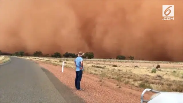 Sebuah keluarga menyaksikan secara langsung badai pasir melanda wilayah pedalaman Australia. Fenomena tersebut membuat warna langit berubah menjadi oranye.