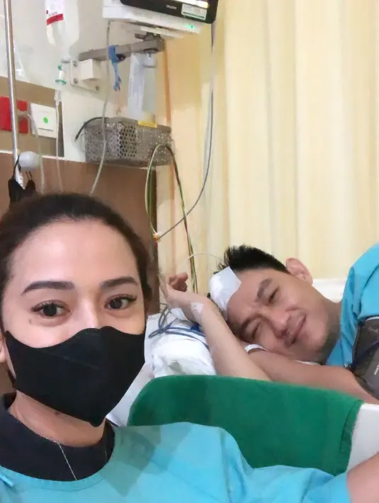 Citra menceritakan awal sang suami akhirnya harus menjalani operasi pengangkatan tumor. Sebelumnya, ada benjolan dikepala yang Ifan yang tiba-tiba membesar. Kemudian menjalani pemeriksaan ke dokter. [Instagram/citra_monica]