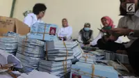 Tumpukan E-KTP yang akan dihancurkan dikumpulkan di Gundang Kemendagri, Bogor (30/5). Sekitar seratus PNS dilibatkan selama sepuluh hari untuk menghancurkan lebih dari 800 ribu E-KTP. (Merdeka.com/Arie Basuki)