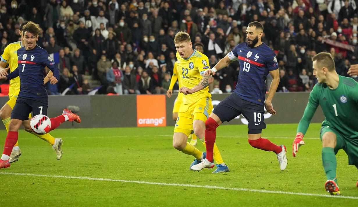 Prancis semakin jauh meninggalkan Kazakhstan saat Karim Benzema mencetak gol keduanya pada menit ke-59 dan membawa Prancis unggul 5-0. Kerjasamanya dengan Kylian Mbappe diakhiri dengan sepakan mendatar yang tidak mampu diantisipasi Stas Pokatilov. (AP/Michel Euler)