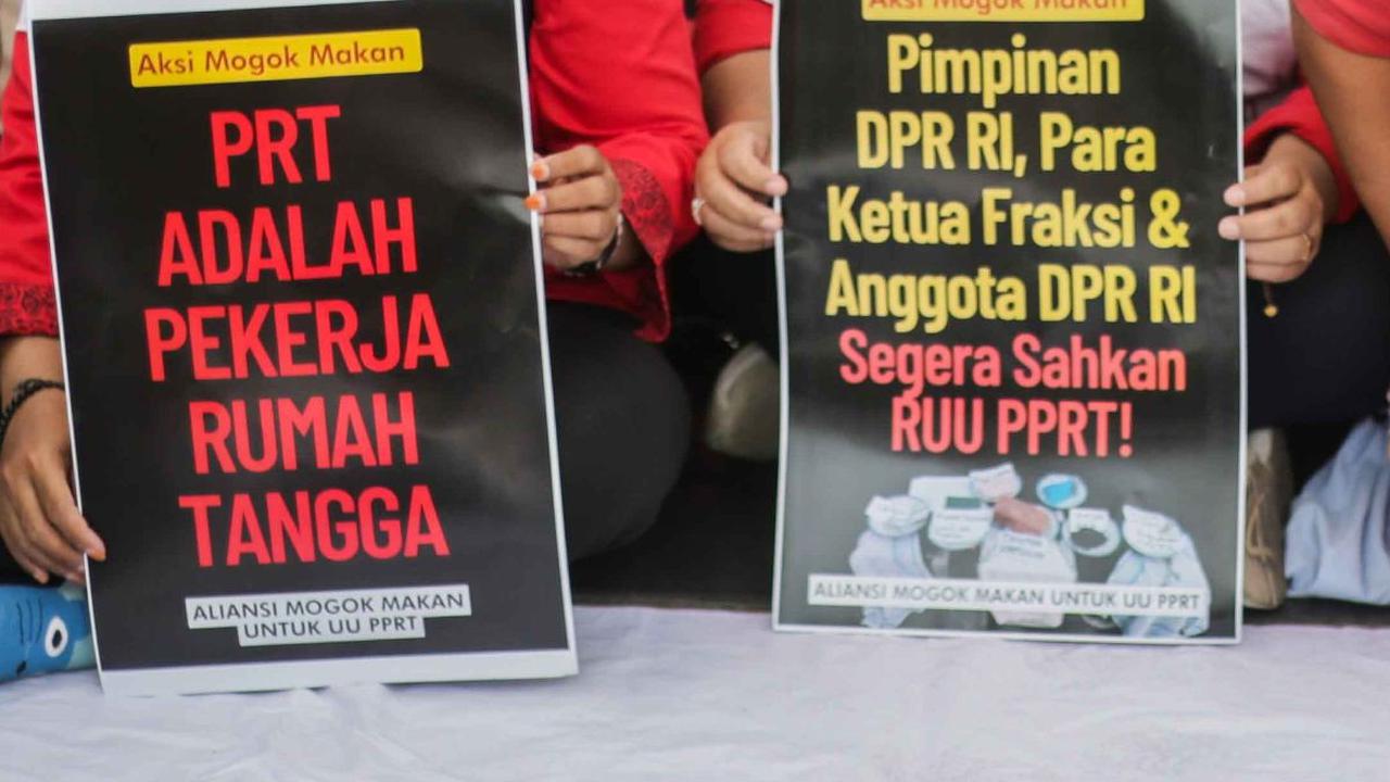 Mereka juga memakan masker dengan lakban hitam yang menyilang saat beraksi.