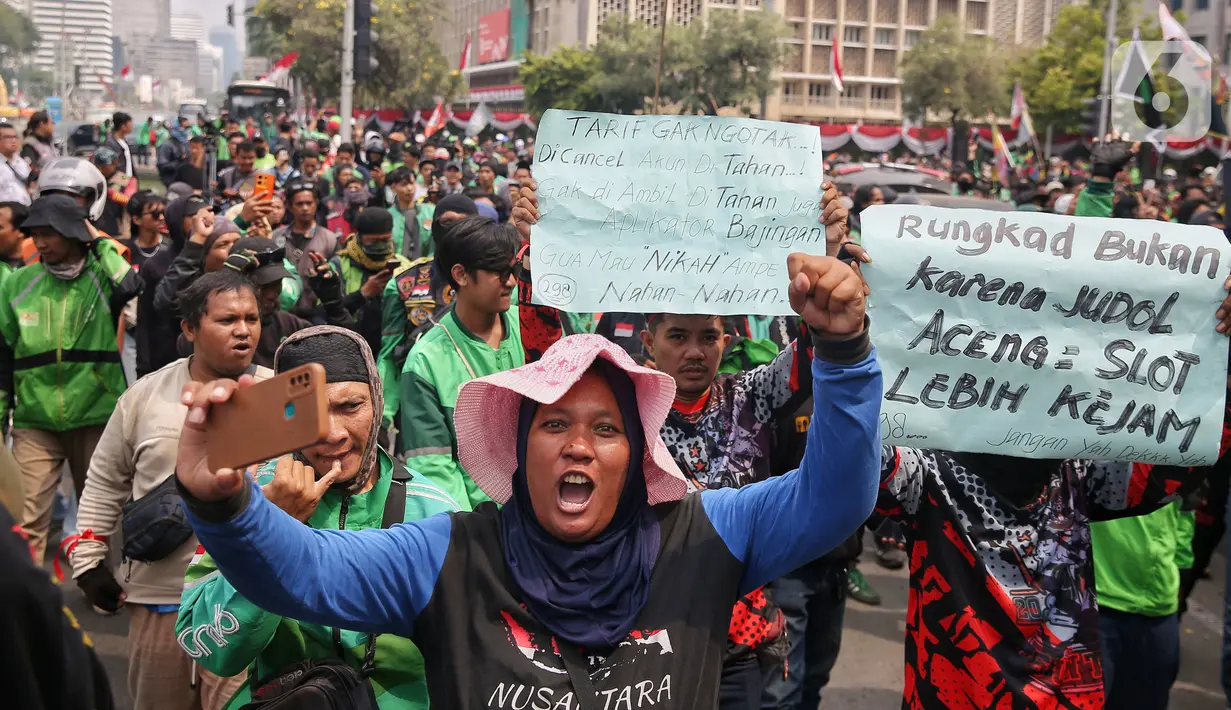 Para pengemudi ojek online tersebut mendesak pemerintah dan perusahaan transportasi online untuk melegalkan status profesi merekan dalam undang-undang (UU). (Liputan6.com/Angga Yuniar)