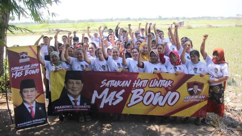 Relawan Mas Bowo atau Prabowo Subianto menggelar aksi kegiatan pembagian sembako dan lomba ketangkasan warga di Kabupaten Gowa, Provinsi Sulawesi Selatan (Sulsel).