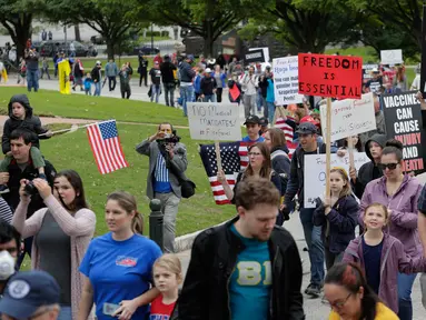 Pengunjuk rasa berdemonstrasi menentang penanganan Texas terhadap pandemi COVID-19 di Texas State Capitol di Austin, Texas, Sabtu (18/4/2020). Mereka menentang perintah tinggal di rumah yang ditujukan mencegah penyebaran COVID-19 dan berkumpul untuk memprotes peraturan lockdown. (AP/Eric Gay)
