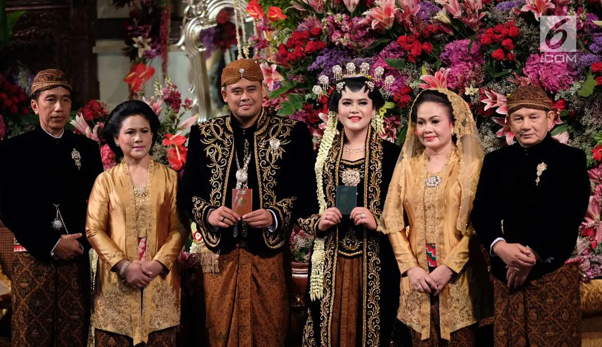 Presiden Joko Widodo bersama Ibu Negara Iriana foto bersama pengantin Kahiyang Ayu dan Bobby Nasution di Graha Saba Buana, Solo, Rabu (8/11). (Liputan6.com/Pool/Jimboengphoto)