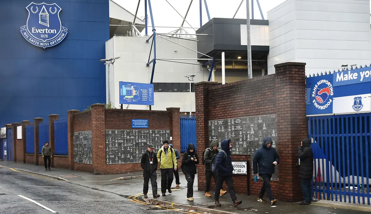 Everton seharusnya menjadi tuan rumah dalam laga ini di Goodison Park pada pukul 12.30 waktu setempat. Namun, dengan kondisi cuaca yang memburuk, klub mengumumkan melalui media sosial bahwa pertandingan tersebut tidak dapat dilaksanakan. (AP Photo/Rui Vieira)