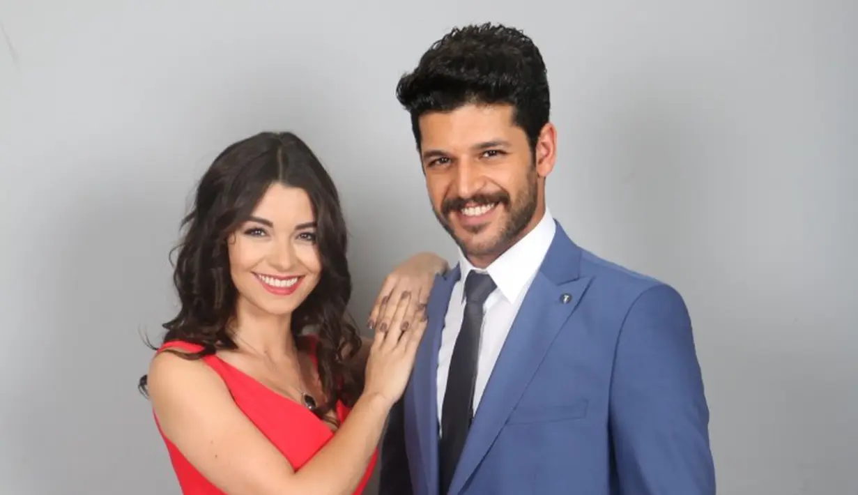 Sekedar mengingatkan, episode terakhir Elif season pertama ditutup dengan adegan berdarah di pernikahan Selim dan Zeynep. Tapi belum diketahui pasti siapa korban penembakan nyonya Arzu saat itu. (SCTV/Bintang.com)