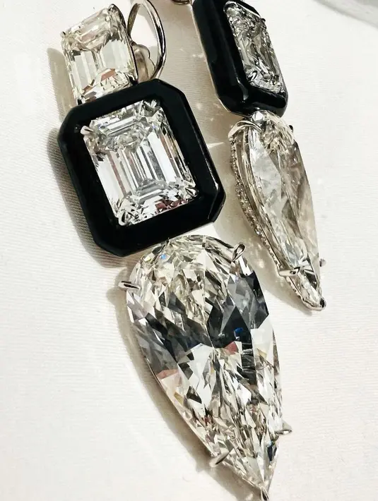 Melihat cincin berlian di jari manis kirinya, banyak warganet yang berspekulasi Adele telah bertunangan dengan sang kekasih, Rich Paul. (instagram/lorraineschwartz)
