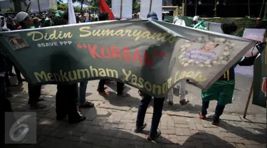Pendukung PPP kubu Djan Faridz membawa spanduk bergambar kader PPP Didin Sumaryanto saat berdemosntrasi di depan Kemenkumham, Jakarta, Senin (25/4). Mereka mendesak agar MenkumHAM Yasona Laoly mundur dari jabatannya. (Liputan6.com/Faizal Fanani)
