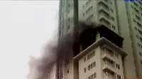 Sebuah kamar di Apartemen Metro Park Residence terbakar.