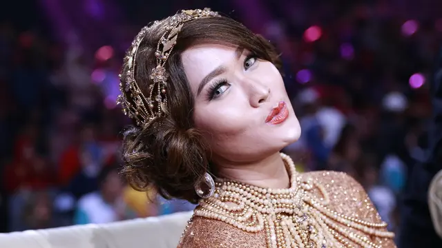 Cara 6 Artis Tanah Air Rawat Kecantikan, Infus Kromosom hingga Facial Vampir