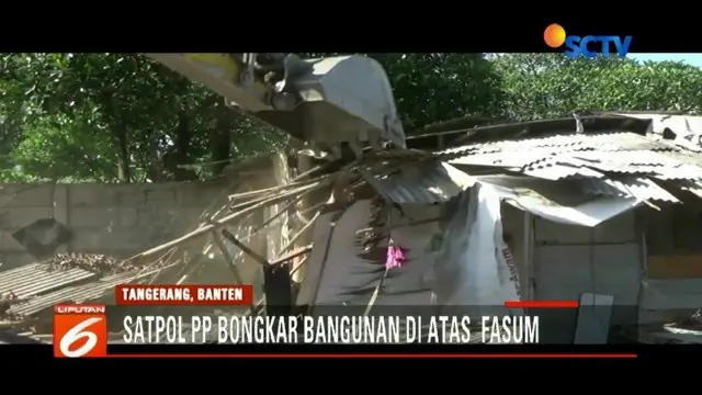 Satpol PP bongkar bangunan semi permanen milik warga di Cibodas, Tangerang. Adu mulut dan isak tangis warnai peristiwa tersebut.