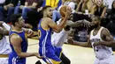 Aksi bintang Golden State Warriors, Stephen Curry (30) menerobos pertahanan Cleveland Cavaliers pada gim keempat Final NBA 2017 di Quicken Loans Arena, (9/6/2017).  (AP/Ron Schwane)