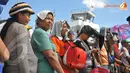 Beberapa warga Tacloban saat menunggu giliran naik ke pesawat Hercules C-130 untuk diungsikan ke Bandara Cebu, Filipina (Liputan6.com/Fahrizal Lubis)
