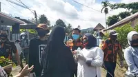 Ketua MPC PP Pancasila Mamuju Sitti Sutinah Suhardi saat membagikan paket masker dan sabun kepada warga