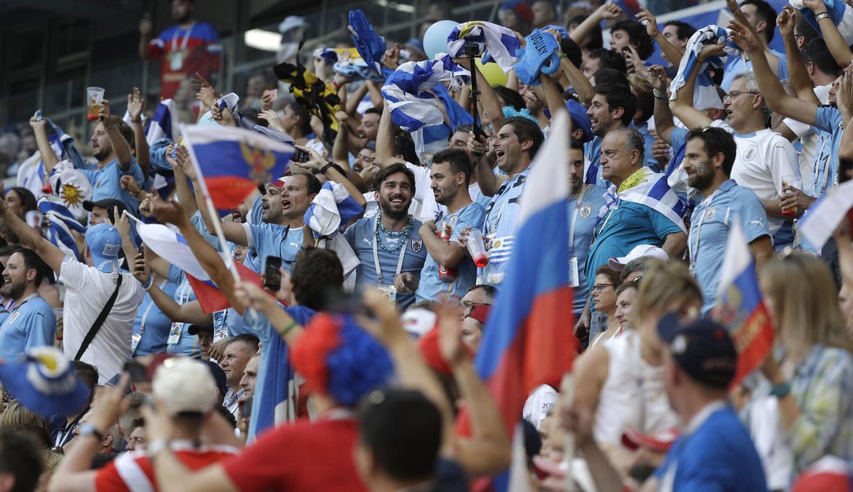 Suporter Uruguay merayakan gol saat timnya melawan Rusia pada laga grup A Piala Dunia 2018 di Samara Arena, Samara, Rusia, (25/6/2018). Uruguay menang 3-0. (AP/Gregorio Borgia)