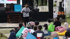 Pengunjung menikmati acara Gebyar Ekraf di Bogor Creative Center, Kota Bogor, Minggu (11/12/2022). Gebyar Ekonomi Kreatif menjadi sarana masyarakat mengeksplor produk kreatif dan melihat karya seniman lokal asal Bogor. (Liputan6.com/Magang/Aida Nuralifa)